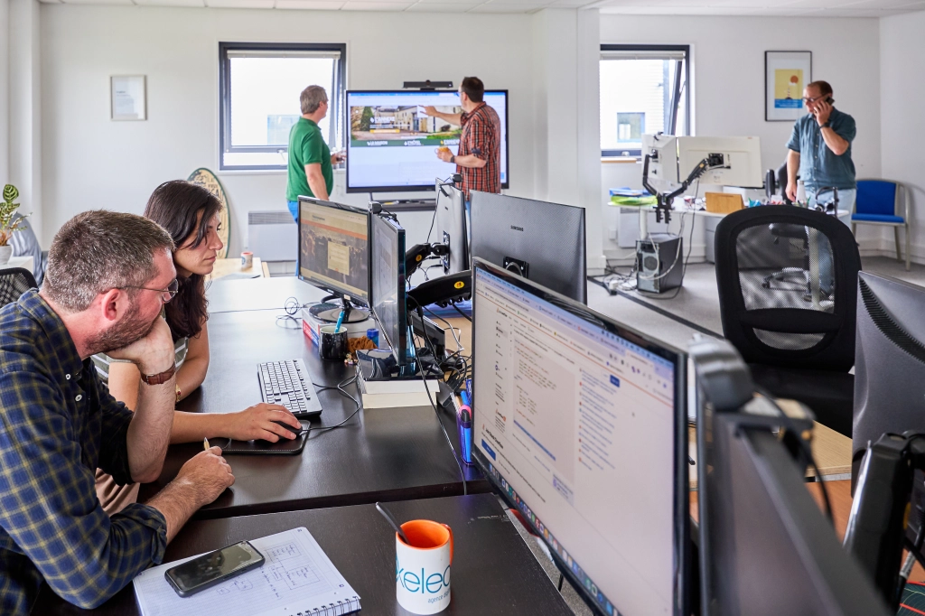 L'équipe de l'agence digitale Pixelea en plein travail sur un écran interactif